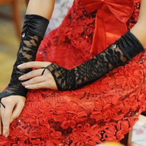 elegant-black-fingerless-gloves-with-floral-motif_1370405703789